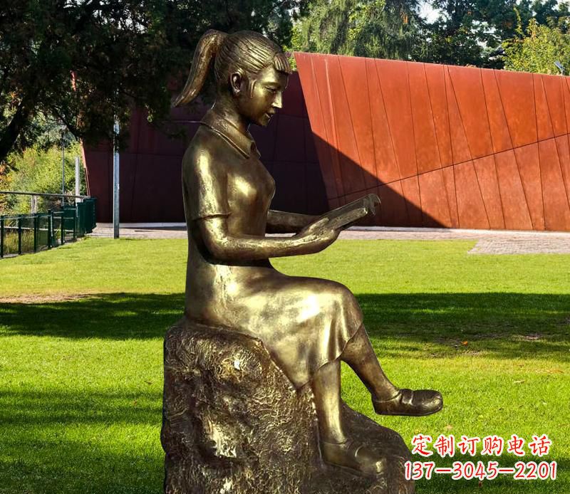 达州校园看书的女孩铜雕
