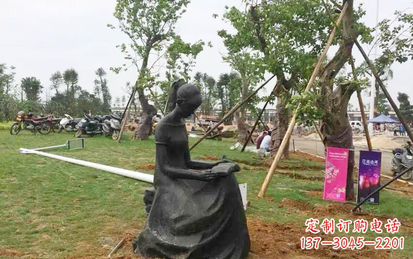 达州校园看书女孩雕塑