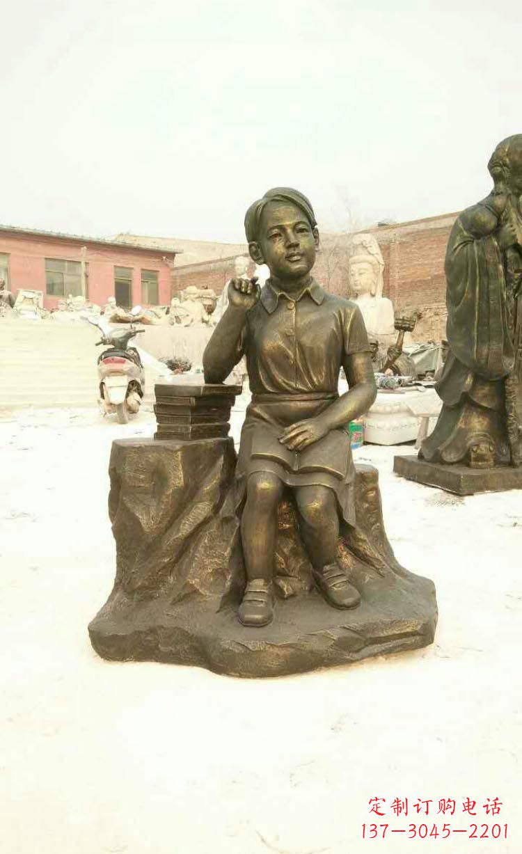 达州校园看书思考的学生铜雕
