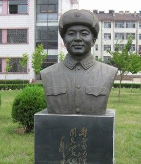 达州校园雷锋铜像