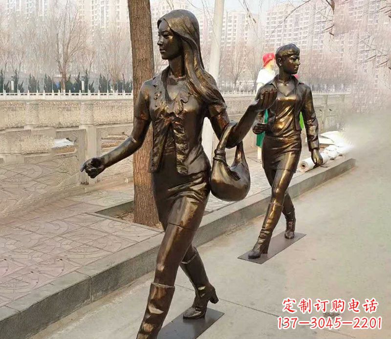 达州行走的女人街边人物铜雕