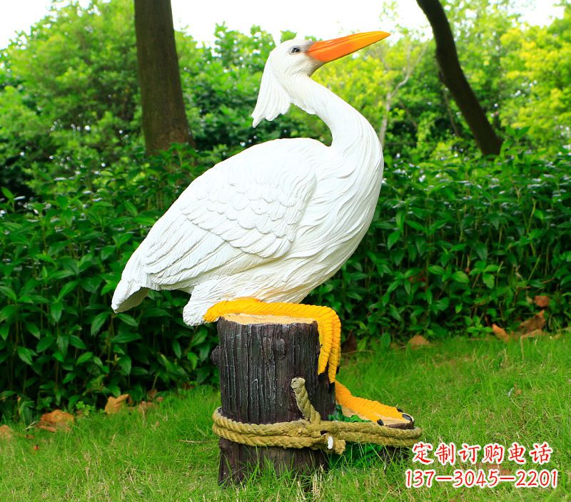 达州一男一女抱一只鸽子雕像