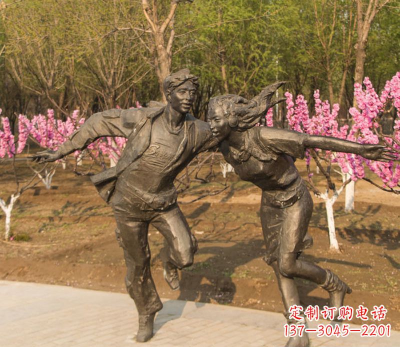 达州游玩的情侣铜雕