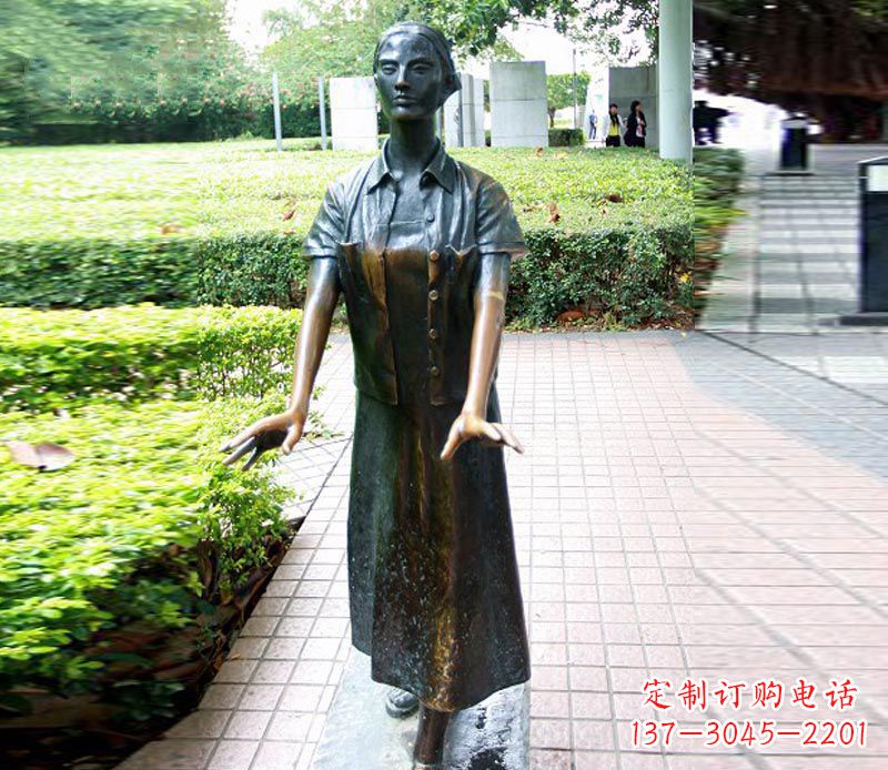 达州走路的盲人女孩铜雕