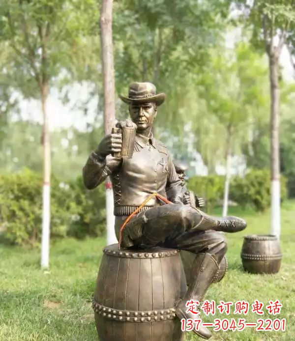 达州坐酒桶喝啤酒的牛仔铜雕
