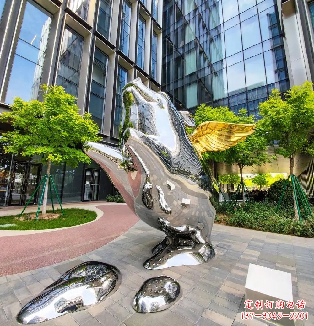 达州猪雕塑-酒店门口一只带翅膀不锈钢镜面猪雕塑